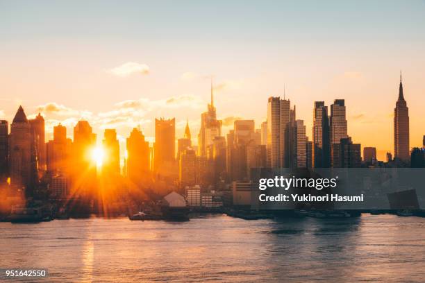 manhattan skyline at daybreak - morning sunrise stock pictures, royalty-free photos & images