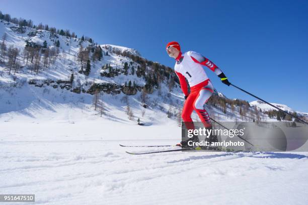 längdskidåkare skridskor ensam - cross country skiing bildbanksfoton och bilder
