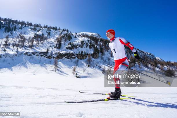 professionellen wintersport männlich langläuferin skaten - nordische ski weltmeisterschaften stock-fotos und bilder