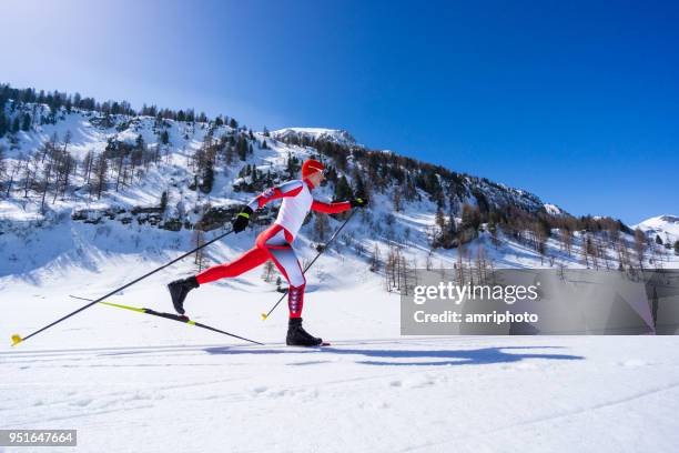 klassischen stil cross country ski mann an sonnigen wintertag - nordic skiing event stock-fotos und bilder