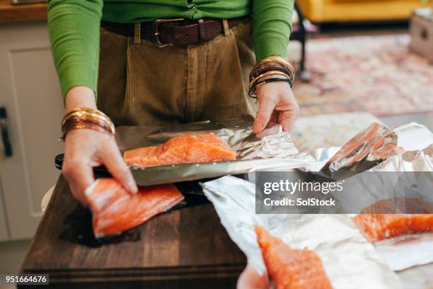 preparare il salmone - foil foto e immagini stock