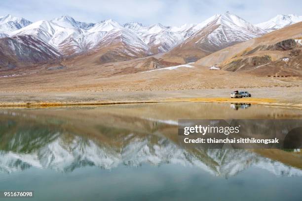 tourist cars in beautiful landscape - himalayas stock pictures, royalty-free photos & images