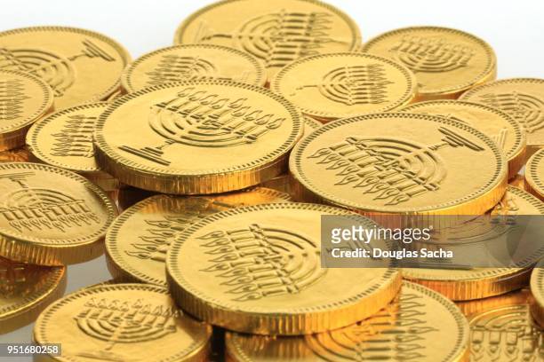 hebrew candy coins for hanukkah holiday gifts - chocolate gelt stockfoto's en -beelden