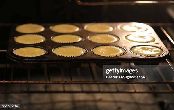 muffins baking in the oven - rijzen stockfoto's en -beelden