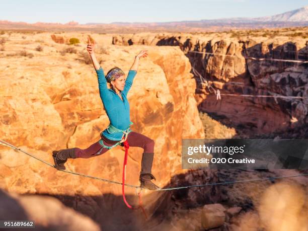 highlinen in moab, utah - highline stock-fotos und bilder