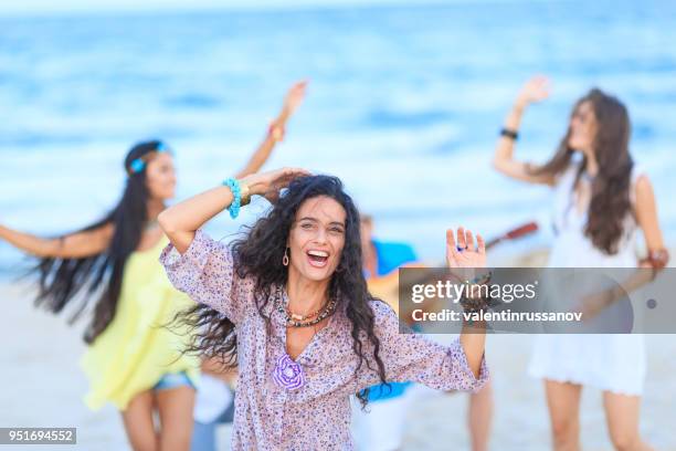 filles s'amusant sur la plage - beach music festival photos et images de collection