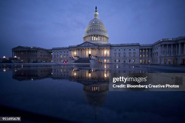 the u.s. capitol is reflected in a capitol visitor center fountain - joint session of congress stockfoto's en -beelden