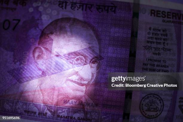 indian two thousand rupee banknotes - 2000 rupees stock pictures, royalty-free photos & images