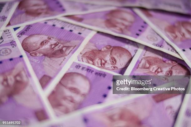 indian two thousand rupee banknotes - rupee stock pictures, royalty-free photos & images
