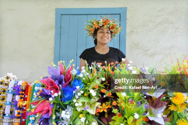 pacific islander woman wearing a wreath - polynesian culture fotografías e imágenes de stock