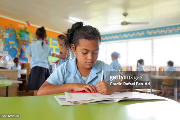 young pacific islander girl study in school in rarotonga cook islands - polinesische cultuur stockfoto's en -beelden