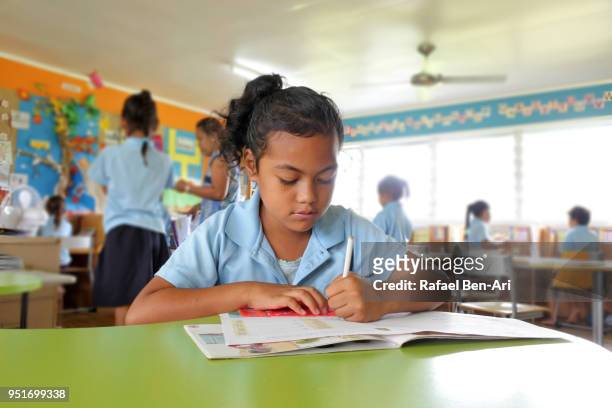 young pacific islander girl study in school in rarotonga cook islands - polinésia - fotografias e filmes do acervo