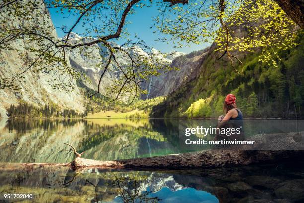 vrouwen in bavaria berchtesgaden obersee mozartstad rusten - martinwimmer stockfoto's en -beelden