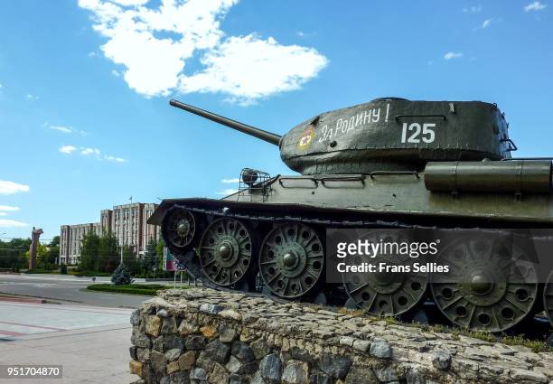 the tank monument in tiraspol, transnistria - lenin memorial stock pictures, royalty-free photos & images