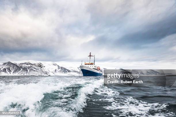 exploration cruise ship arrives to deception island - south shetland islands 個照片及圖片檔