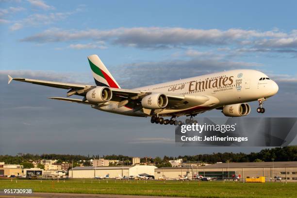 emirates airline airbus a380 - etihad stock pictures, royalty-free photos & images