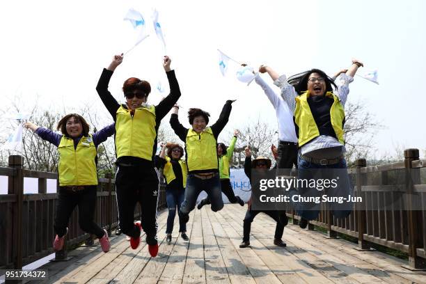 South Koreans cheer during the welcoming event for the inter-Korean summit between South Korea and North Korea on April 27, 2018 in Paju, South...