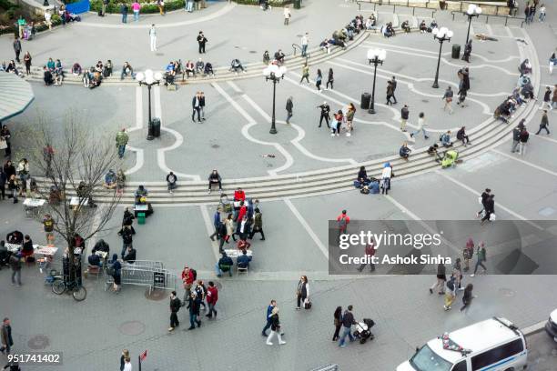 pedestrians in city park - aerial park stockfoto's en -beelden