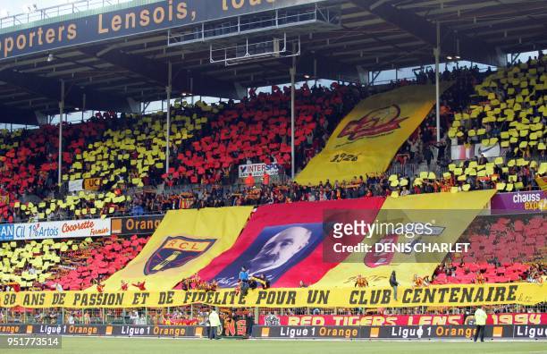 Des supporters brandissent des drapeaux géants, le 11 février 2006 au stade Felix Bollaert de Lens, avant le rencontre face à Lyon à l'occasion du...