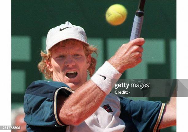 L'Américain Jim Courier effectue un coup droit face au Slovaque Dominik Hrbaty, le 21 avril, lors du 1er tour du tournoi de tennis du centenaire de...