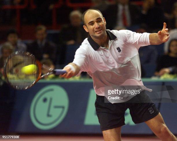 L'Americain Andre Agassi reprend un service de l'Australien Mark Phillipoussis le 05 novembre 1999 au Palais Omnisports de Paris-Bercy, en quart de...