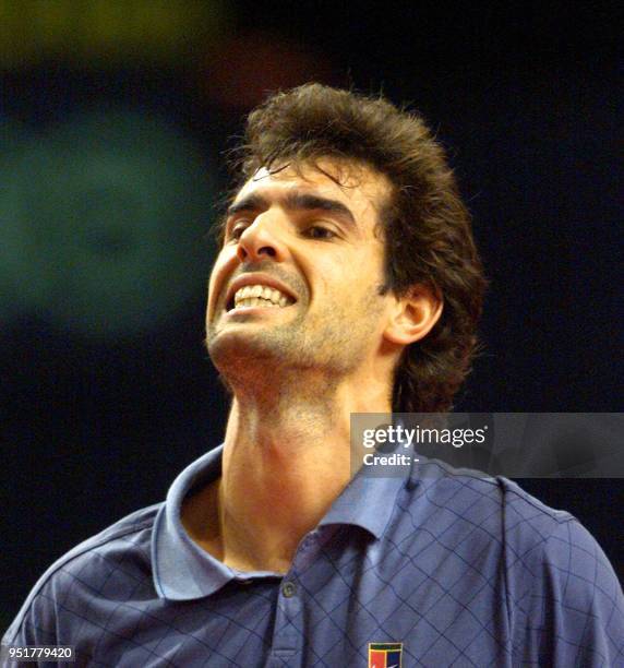 Le Français Cédric Pioline grimace après un point perdu contre l'Américain Michael Chang, le 05 novembre 1999 au Palais Omnisports de Bercy, en quart...