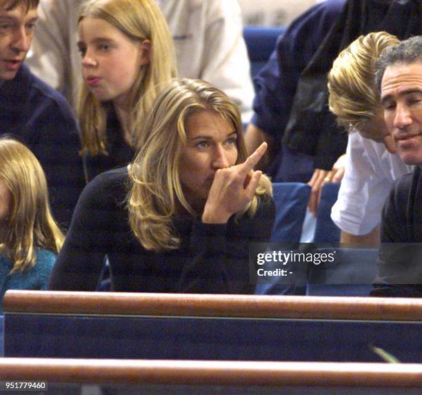 L'ex-joueuse de tennis Steffi Graf regarde le match entre l'Américain André Agassi et l'Australien Mark Phillipoussis, le 05 novembre 1999 , au...