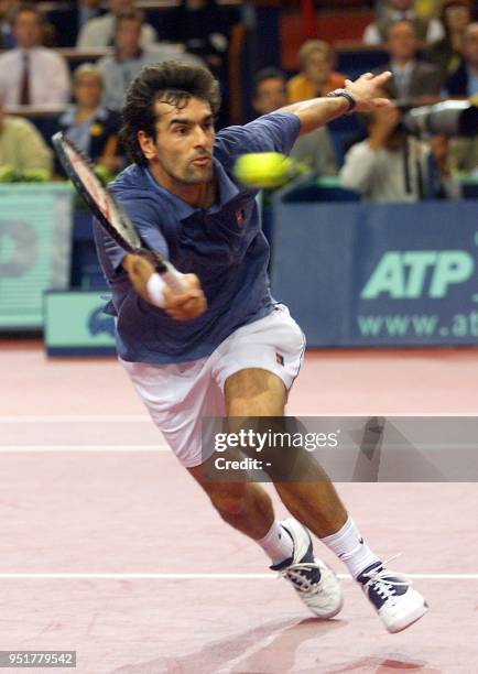 Le Français Cédric Pioline se jette sur une balle de l'Américain Michael Chang, le 05 novembre 1999 au Palais Omnisports de Bercy, en quart de finale...