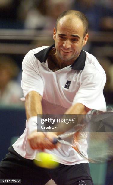 L'Américain André Agassi frappe en revers une balle de l'Australien Mark Philippoussis, le 05 novembre 1999 au Palais Omnisports de Bercy, en quart...