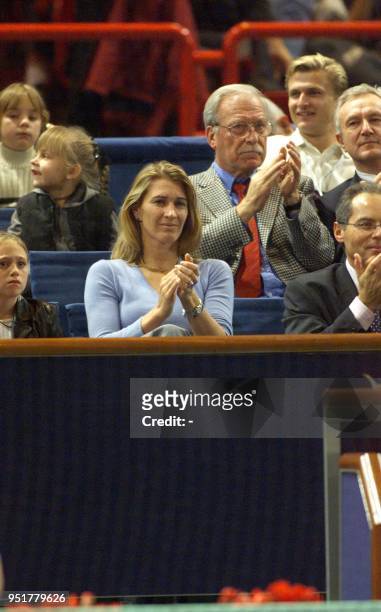 Ancienne joueuse de tennis Steffi Graf assiste au match d'André Agassi contre le Néerlandais Sjeng Schalken le 04 novembre 1999 en huitième de finale...