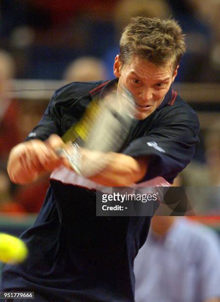 Le Suédois Thomas Enqvist renvoie une balle sur l'Americain Jim Courier le 04 novembre1999 au Palais Omnisports de Paris-Bercy, en huitième de finale...