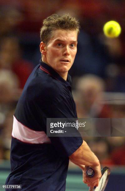 Le Suédois Thomas Enqvist regarde une balle de l'Americain Jim Courier le 04 novembre1999 au Palais Omnisports de Paris-Bercy, en huitième de finale...