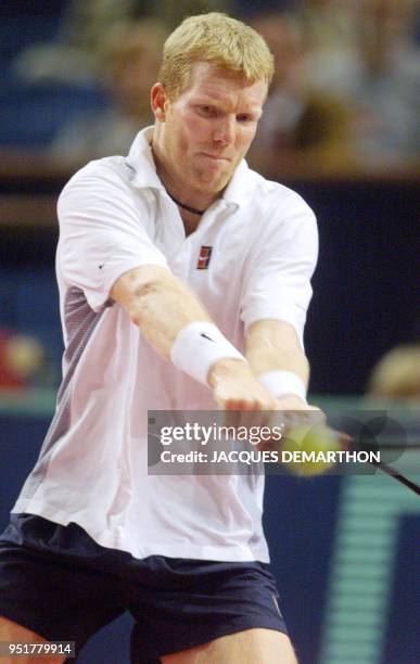 L'Américain Jim Courier renvoie une balle du Suédois Thomas Enqvist, le 04 novembre1999 au Palais Omnisports de Paris-Bercy, lors des huitièmes de...