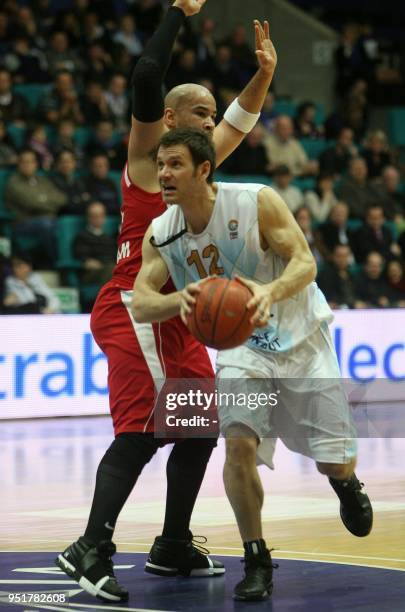 EclipseJet's Tamien Trent and Mons's Nate Reinking fight for the ball during the Eurochallenge match Dexia Mons Hainaut vs EclipseJet My Guide...