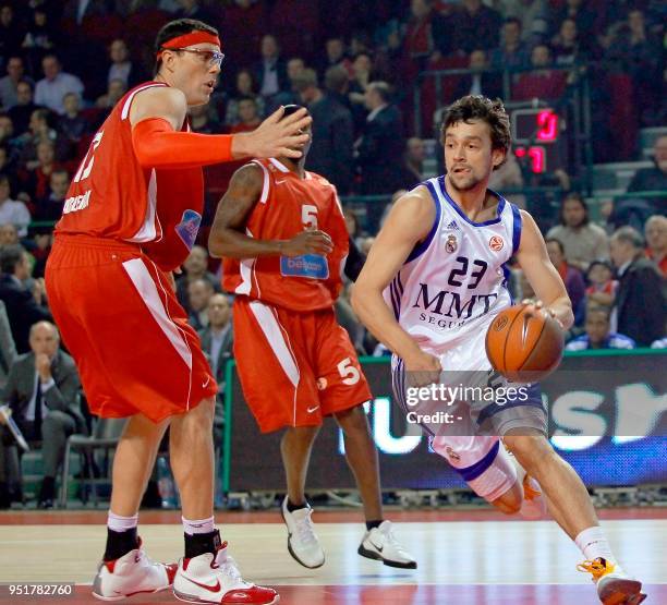 Charleroi's Daniel Santiago and Real's Sergio Llull vie during their Euroleague Group B basketball match in Charleroi on November 17, 2010. AFP PHOTO...