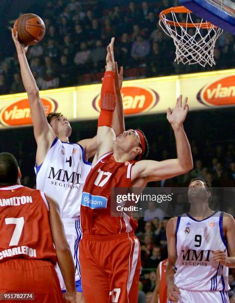 Real's Ante Tomic and Charleroi's Daniel Santiago vie during their Euroleague Group B basketball match in Charleroi on November 17, 2010. AFP PHOTO /...