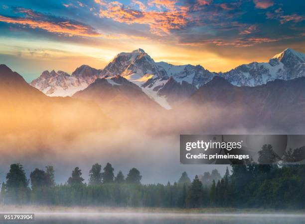 vacker natur landskap i stadens matheson sjön fox glacier södra alperna fjälldalar nya zeeland - south westland bildbanksfoton och bilder