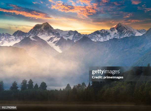 vacker natur landskap i stadens matheson sjön fox glacier södra alperna fjälldalar nya zeeland - south westland bildbanksfoton och bilder