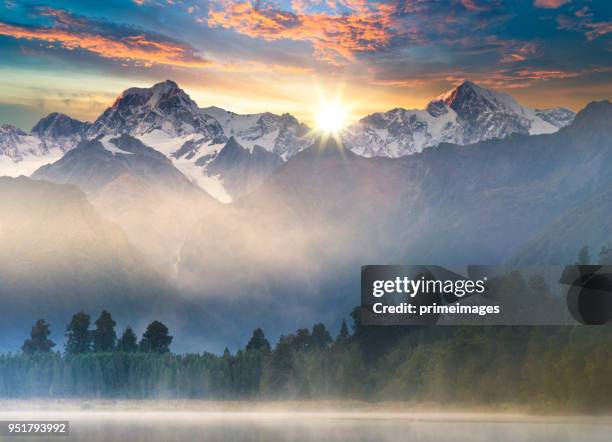 wunderschöne landschaft landschaft von den lake matheson fox-gletscher und durch die alpen berge und täler neu zealand - south westland stock-fotos und bilder