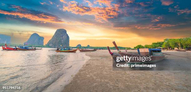 tropical magnifique coucher de soleil sur la mer avec bateau à longue queue au sud de la thaïlande - phuket beach photos et images de collection