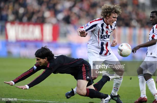 Marko Pantelic of Ajax challenges Arjan Swinkels of Willem II during the Dutch premier league football match in Tilburg, on April 14, 2010. Ajax won...