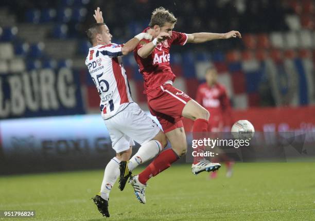 Twente player Marc Janko vies with Willem II's player Denis Halilovic during their first division football match on October 27, 2010 in Tilburg, the...