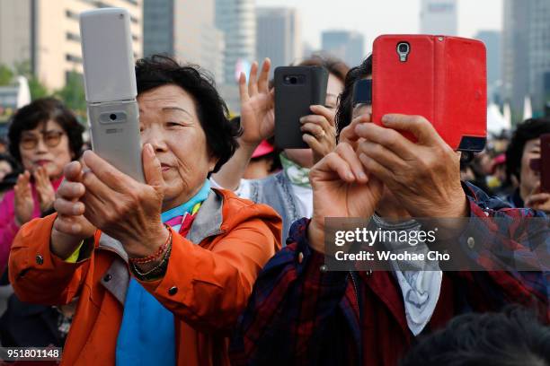 Thousands of South Korean Buddhists have a prayer service wishing for a successful Inter-Korean Summit and peace for the country on April 27, 2018 in...