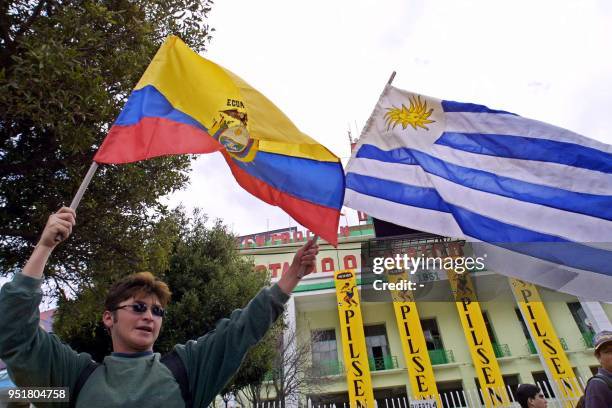 Street vendor is seen offering flags in Quito, Ecuador 06 November 2001. Un comerciante vende banderas de Uruguay y Ecuador a las afueras del estadio...