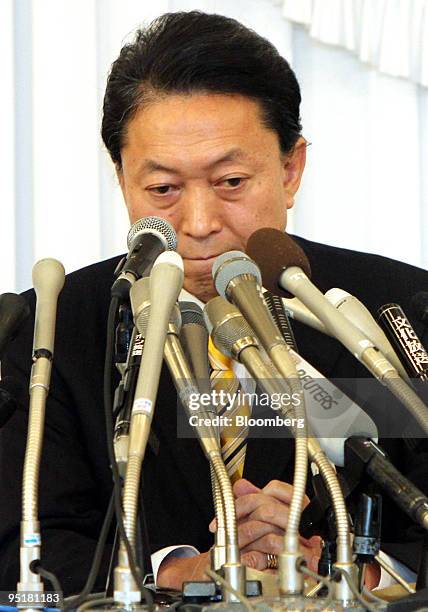 Yukio Hatoyama, Japan's prime minister, pauses during a news conference in Tokyo, Japan, on Thursday, Dec. 24, 2009. Hatoyama said he won't resign...