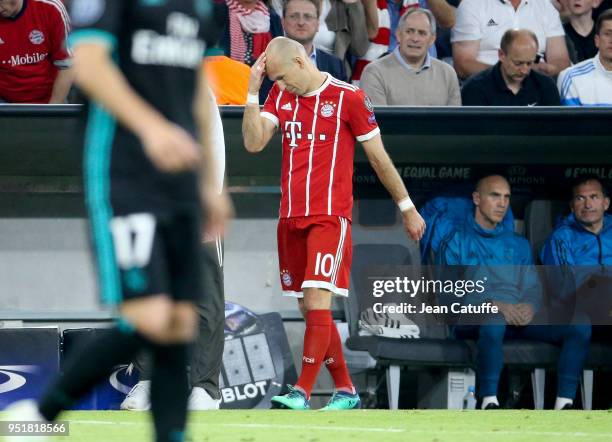 Injured, Arjen Robben of Bayern Munich leaves the pitch during the UEFA Champions League Semi Final first leg match between Bayern Muenchen and Real...