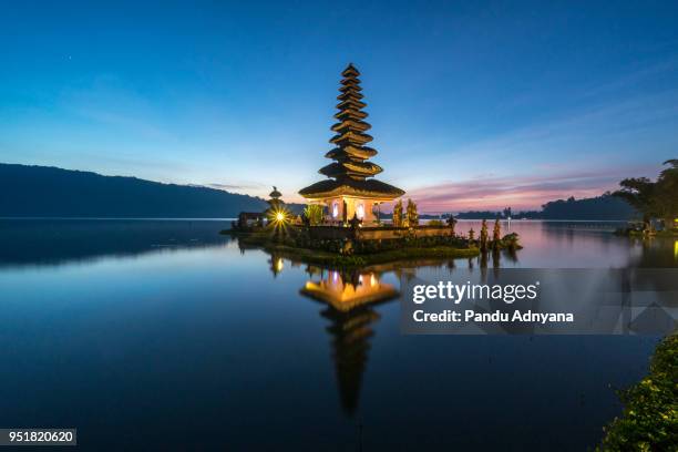 floating temple of bratan lake - lake bratan area fotografías e imágenes de stock