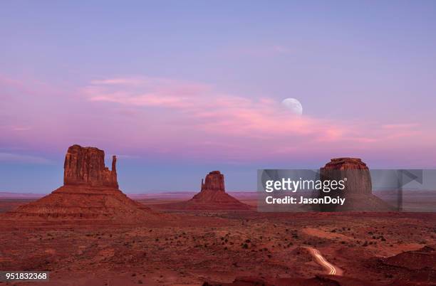 sunset and moon rise at monument valley - jasondoiy imagens e fotografias de stock
