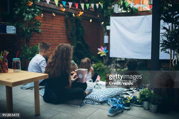 filmabend im hinterhof - projection film outdoor stock-fotos und bilder