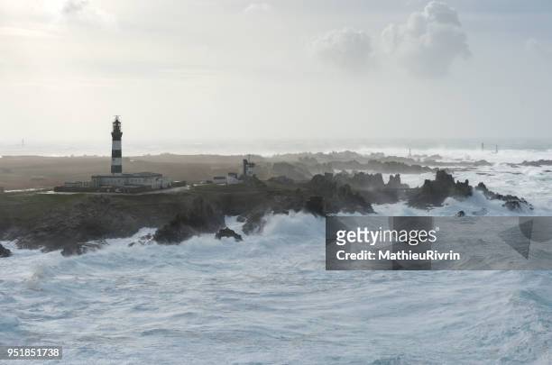 vue aérienne du phare du créac'h dans la tempête et la forte houle - ouessant photos et images de collection